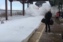 Il ne fallait pas attendre le train si près des voies enneigées